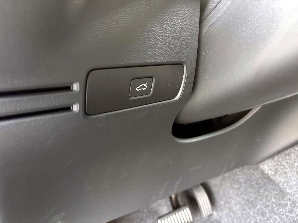 Certified 2025 Volvo XC40 B5 Plus w/ Protection Package Premier image 14