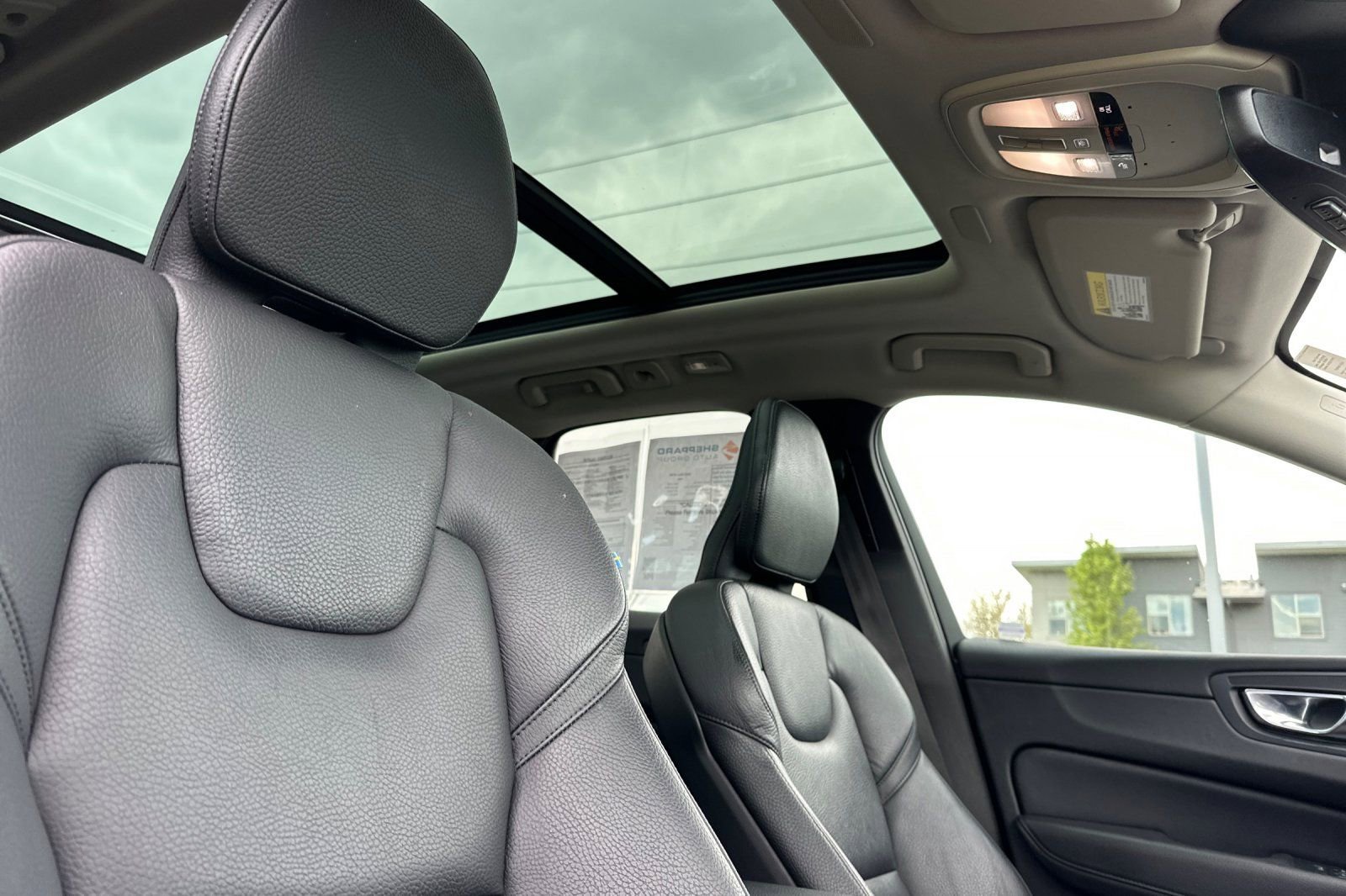 Used 2022 Volvo XC60 B5 Momentum w/ Advanced Package image 17