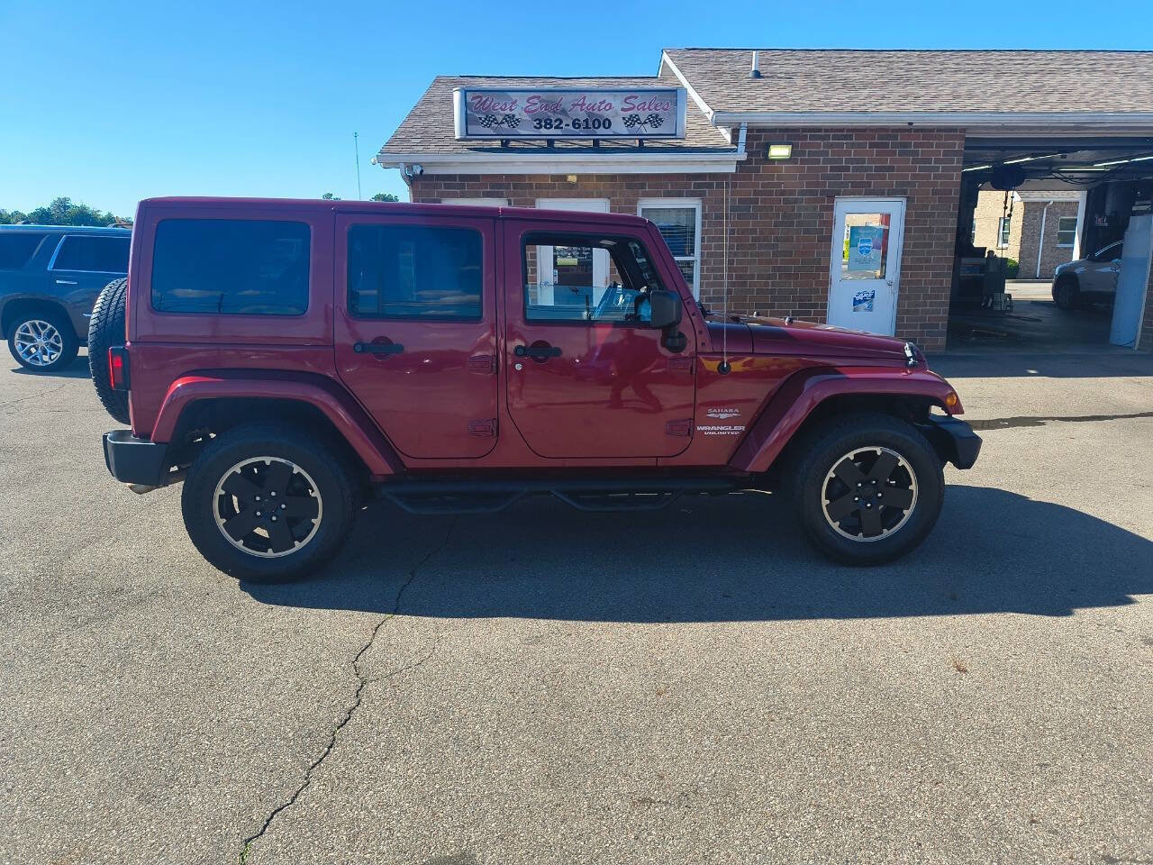 Used 2011 Jeep Wrangler Unlimited Sahara w/ Dual Top Group AWD/4WD image 2