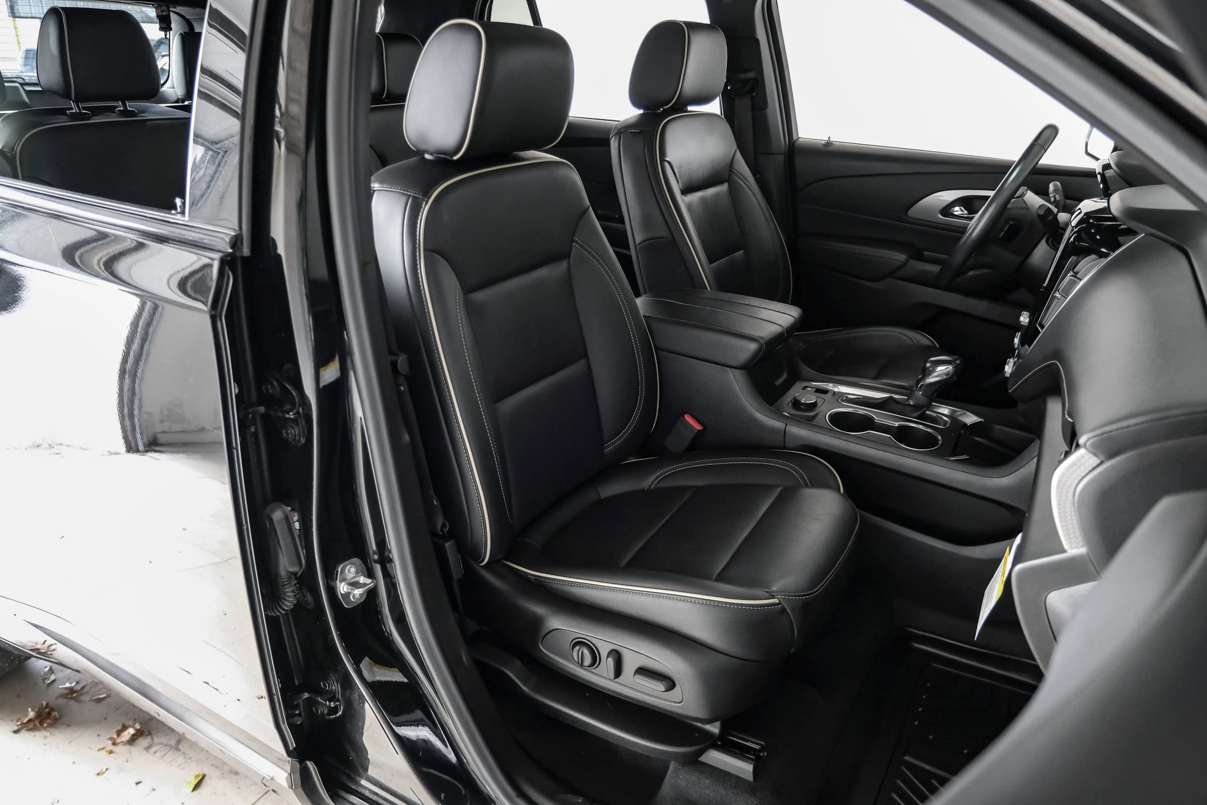 Used 2022 Chevrolet Traverse Premier w/ Redline Edition FWD image 42