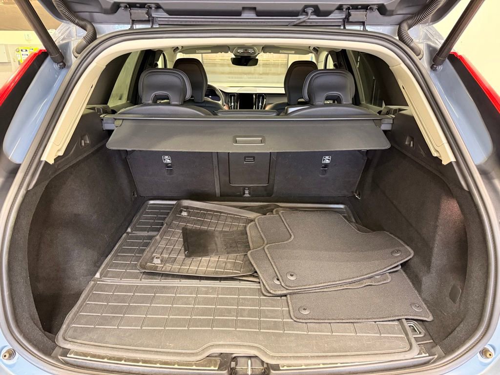 Used 2023 Volvo XC60 B5 Plus image 23