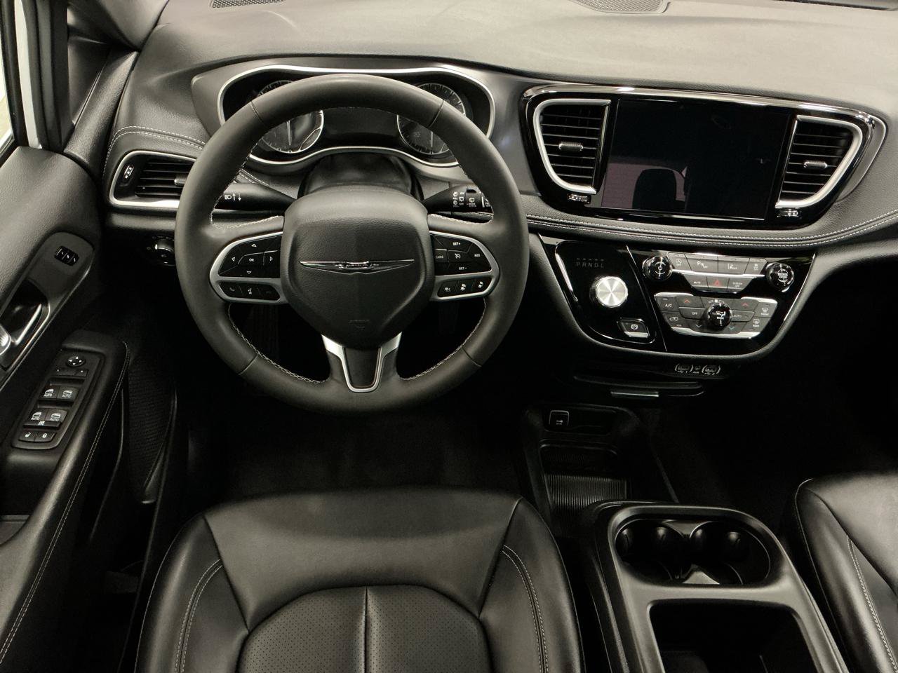 Used 2025 Chrysler Pacifica Select FWD image 17