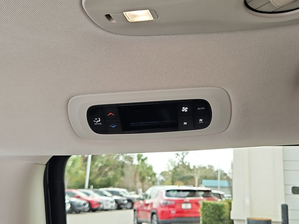 Used 2023 Chrysler Pacifica Touring-L image 28