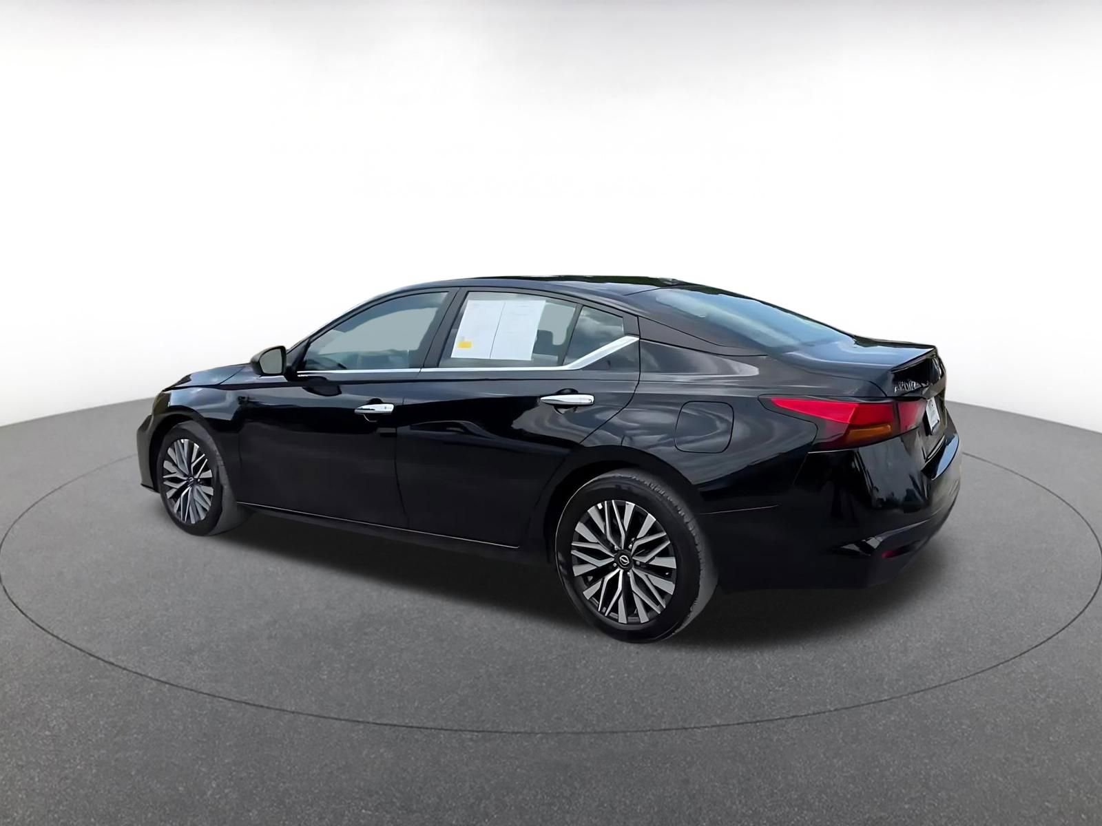 Used 2025 Nissan Altima 2.5 SV FWD image 10