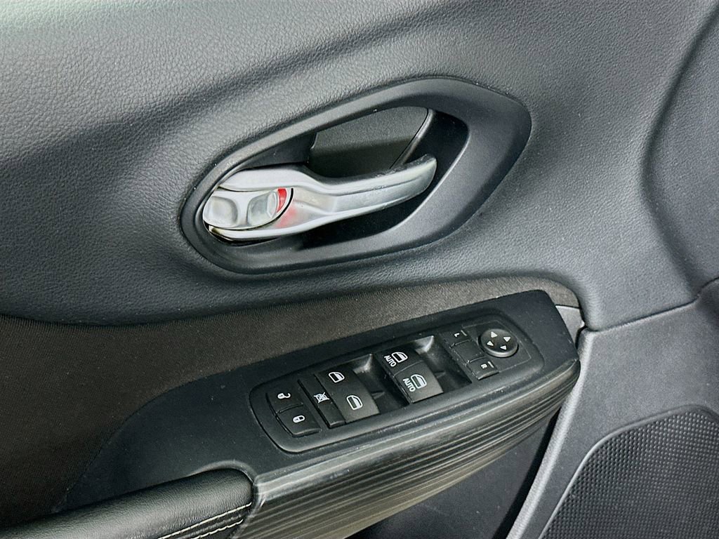 Used 2016 Jeep Cherokee Latitude w/ Cold Weather Group image 22