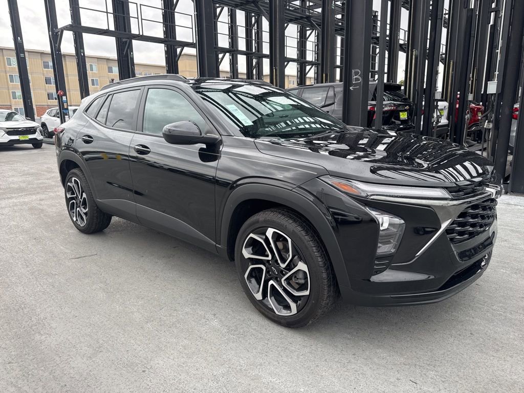 Used 2024 Chevrolet Trax RS w/ Sunroof Package image 3