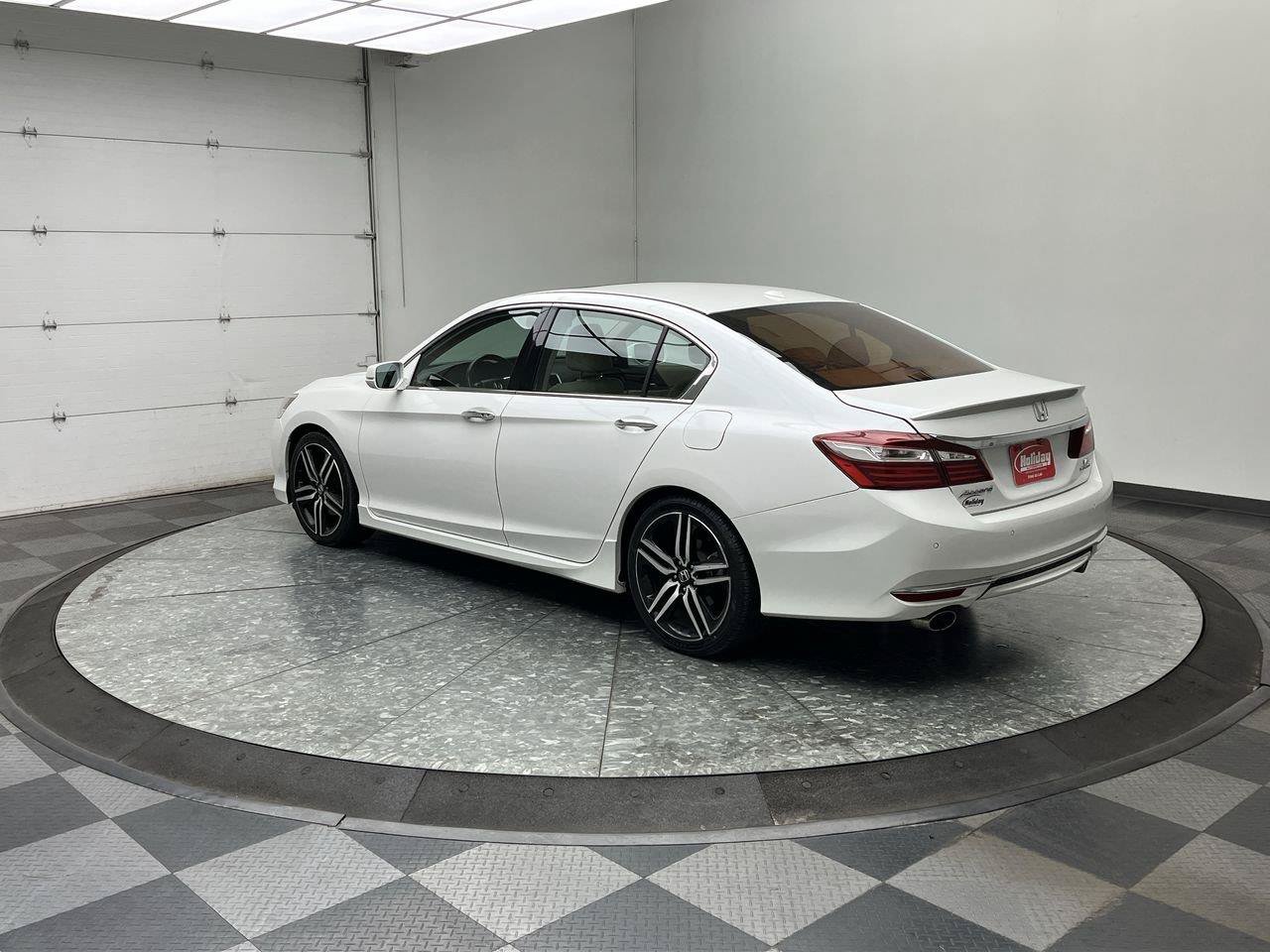 Used 2017 Honda Accord Touring image 2