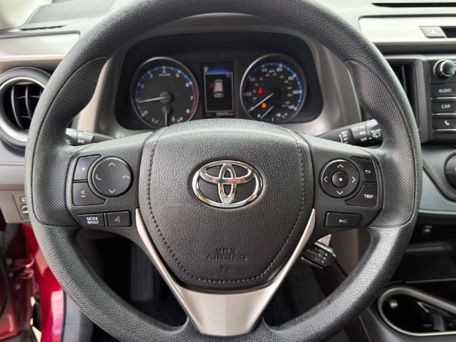 Used 2018 Toyota RAV4 LE FWD image 14
