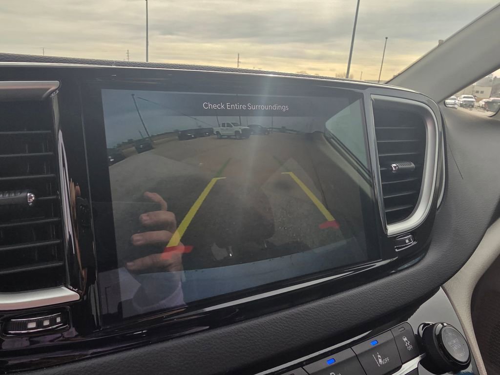 Used 2023 Chrysler Pacifica Touring-L image 16