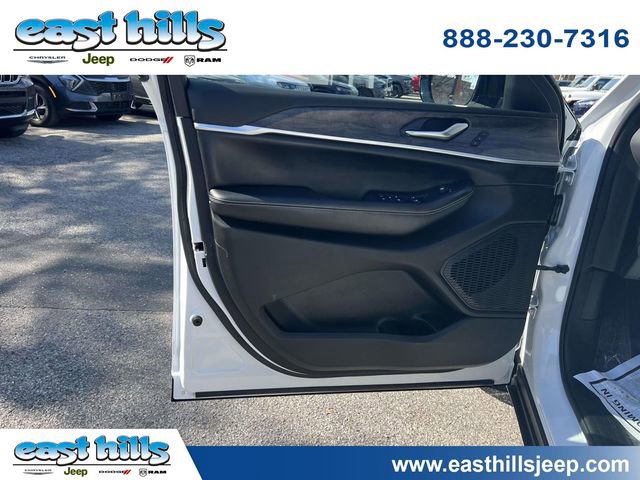 Used 2023 Jeep Grand Cherokee Limited w/ Black Appearance Package image 19