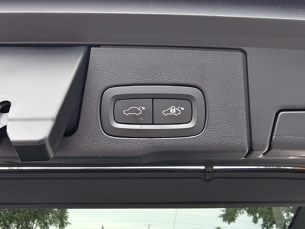 Used 2018 Volvo XC60 T6 R-Design w/ Convenience Package AWD/4WD image 10