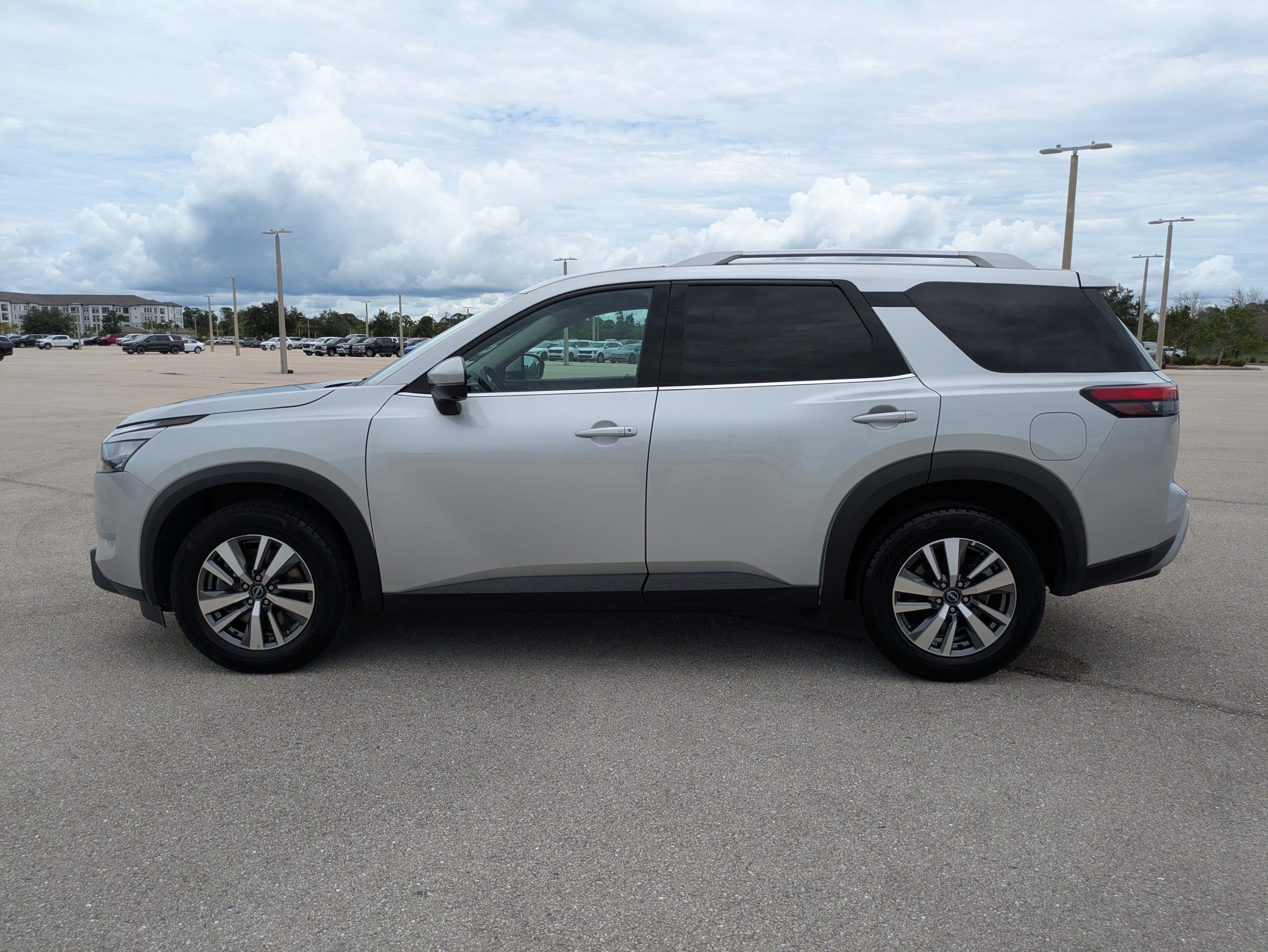 Used 2025 Nissan Pathfinder SL AWD/4WD image 7