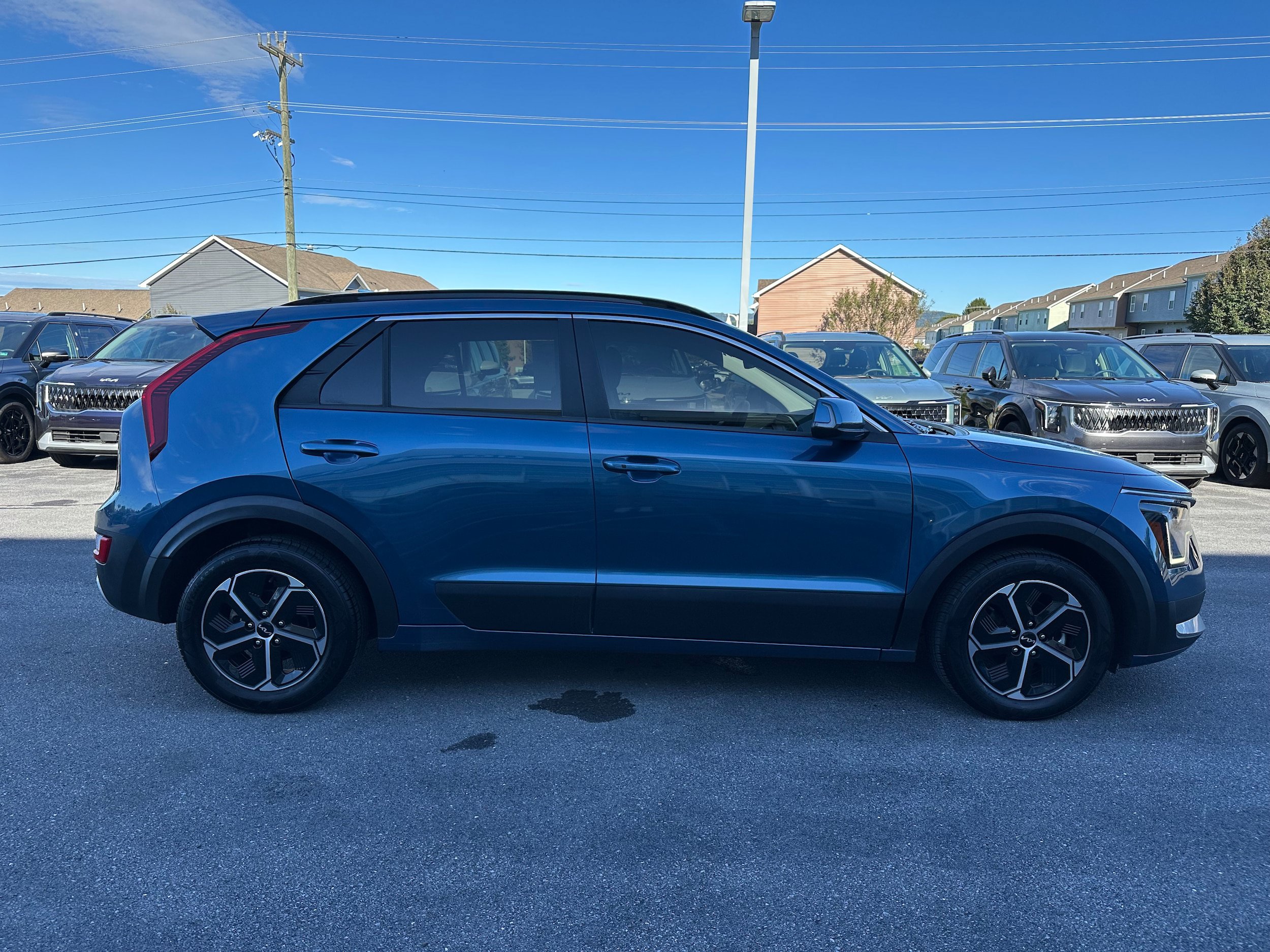 Used 2023 Kia Niro EX w/ EX Cold Weather Package FWD image 4