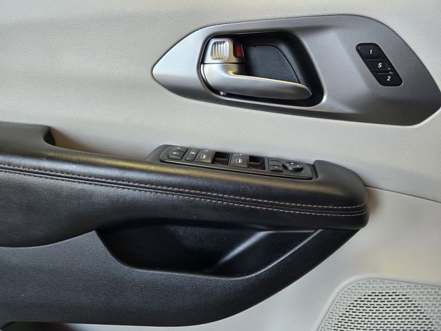 Used 2020 Chrysler Pacifica Touring-L image 24