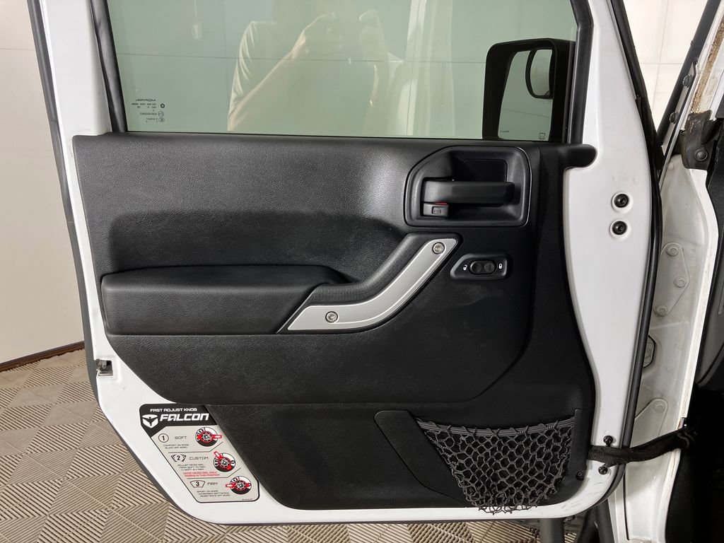 Used 2014 Jeep Wrangler Unlimited Rubicon w/ Connectivity Group image 23