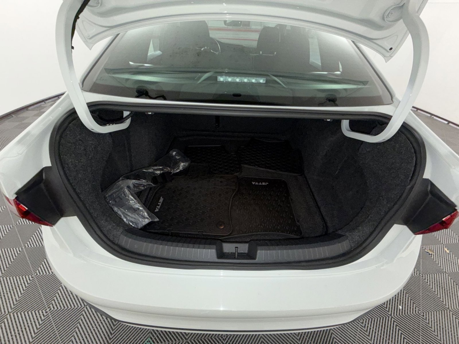 Used 2023 Volkswagen Jetta Sport image 24