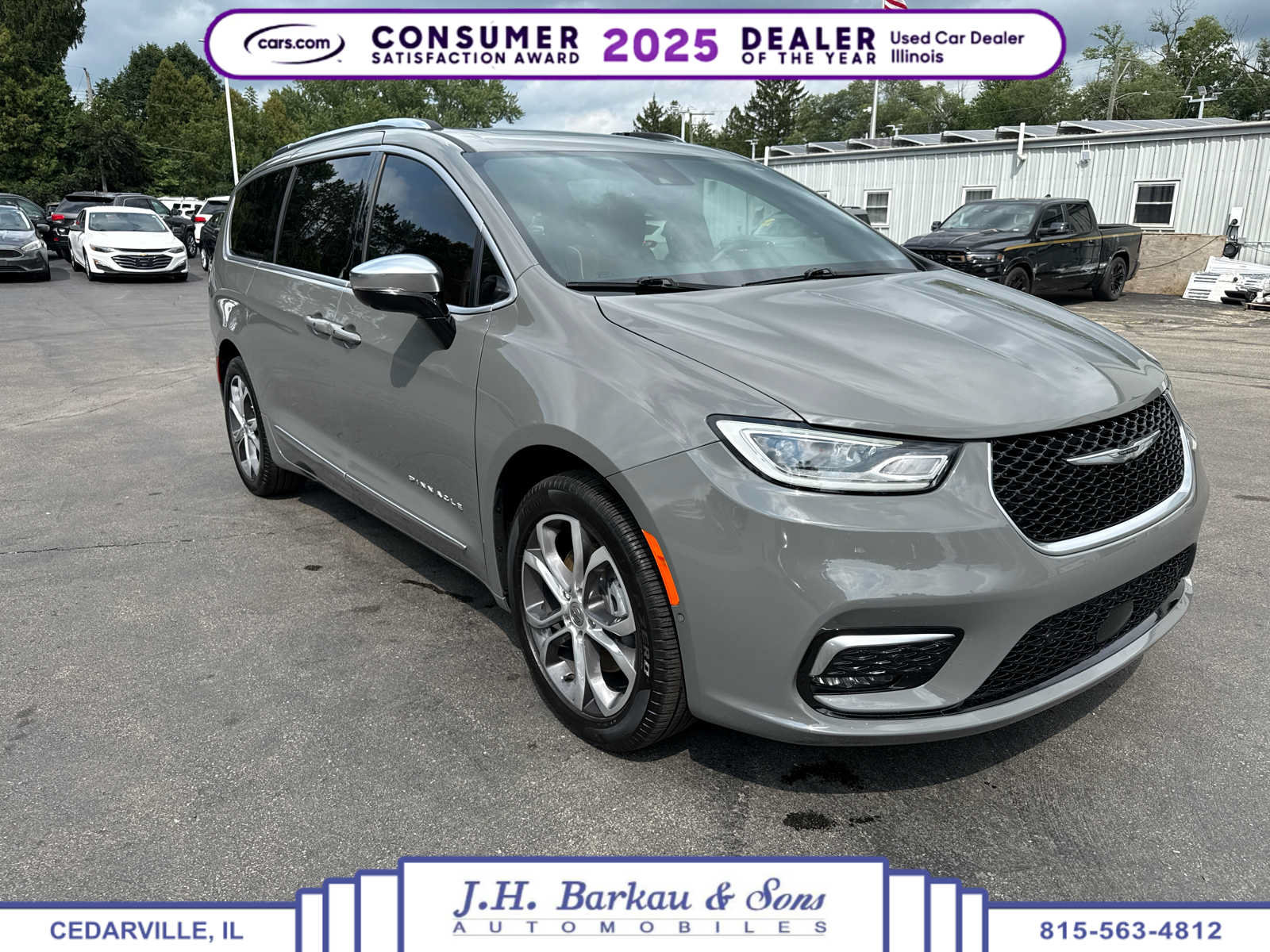 Used 2025 Chrysler Pacifica Pinnacle w/ Trailer Tow Group AWD/4WD image 1