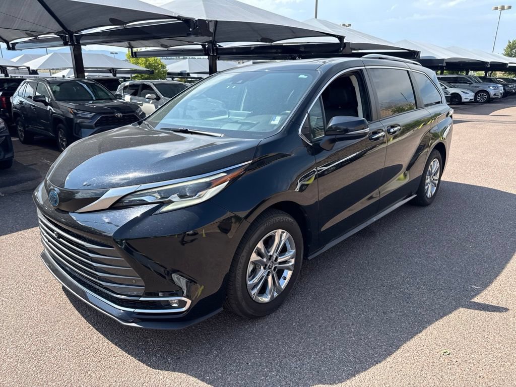 Used 2023 Toyota Sienna Platinum AWD/4WD image 3