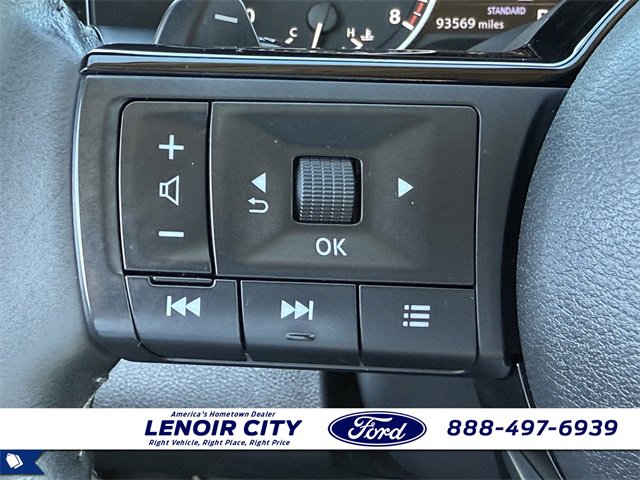 Used 2022 Nissan Pathfinder SV w/ SV Premium Package image 28