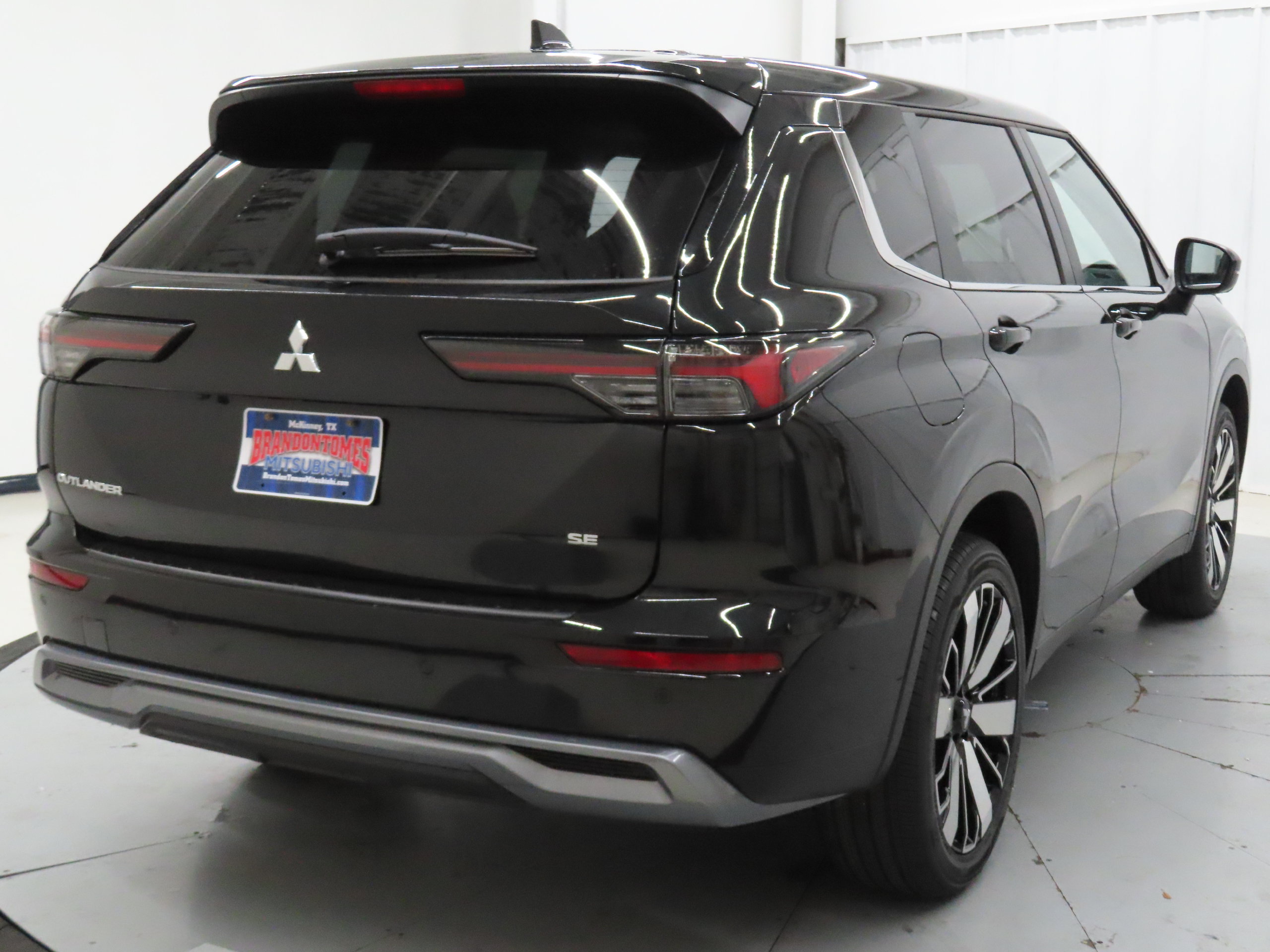 New 2026 Mitsubishi Outlander SE FWD image 3