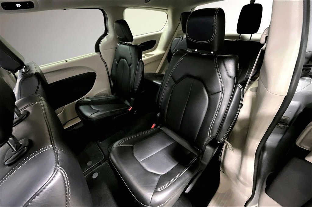 Used 2024 Chrysler Pacifica Touring-L image 23