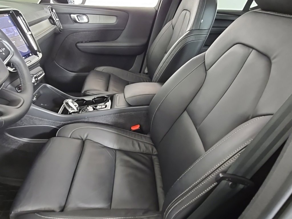 Certified 2023 Volvo XC40 B5 Plus w/ Driver Assist Package image 21