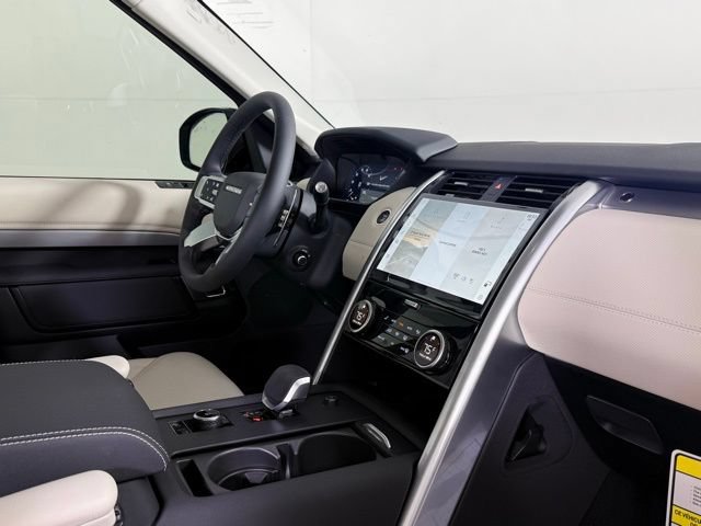 Certified 2025 Land Rover Discovery Dynamic SE AWD/4WD image 37