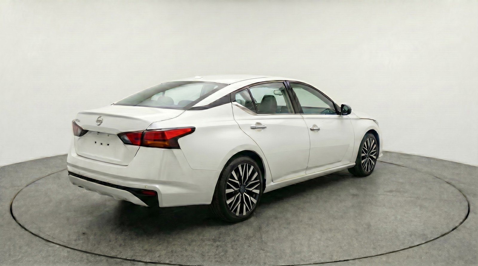 Used 2025 Nissan Altima 2.5 SV FWD image 9