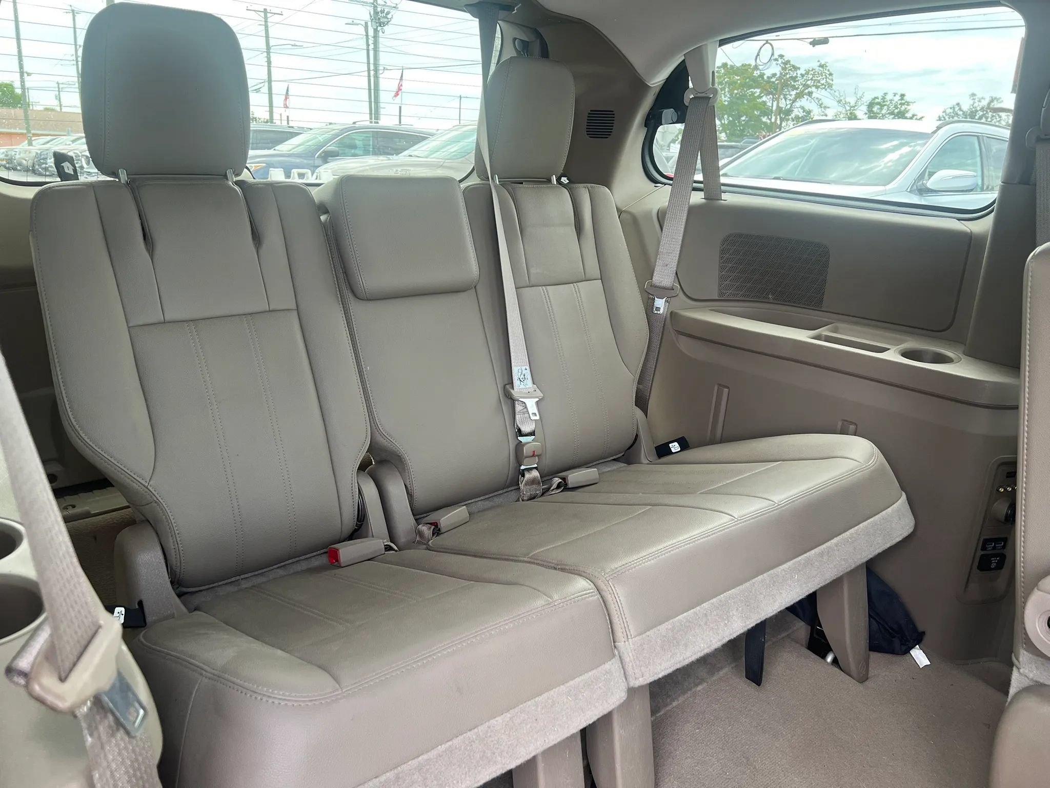Used 2013 Chrysler Town & Country Touring FWD image 15