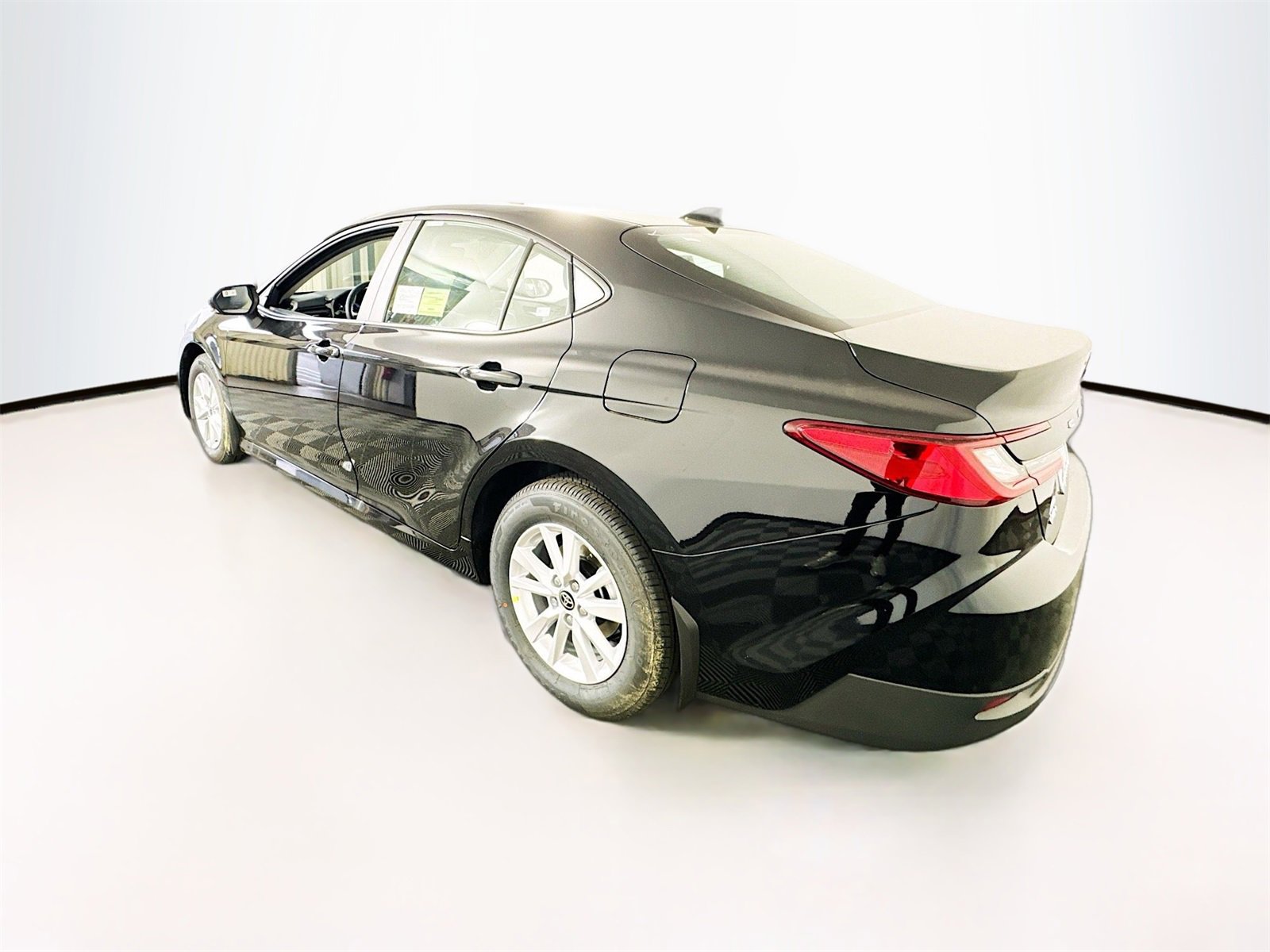 Used 2025 Toyota Camry LE w/ Convenience Package image 4