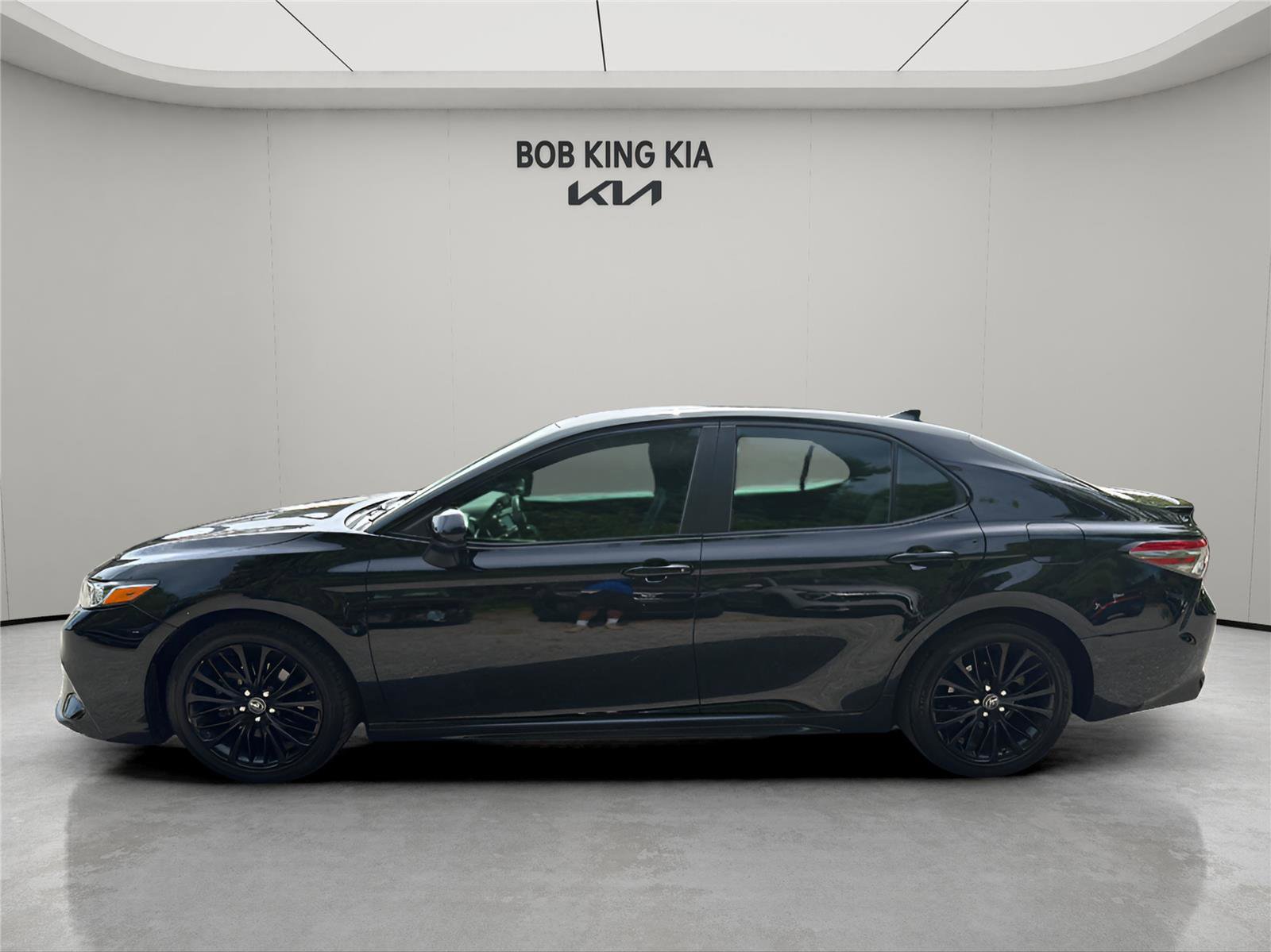Used 2019 Toyota Camry SE FWD image 2