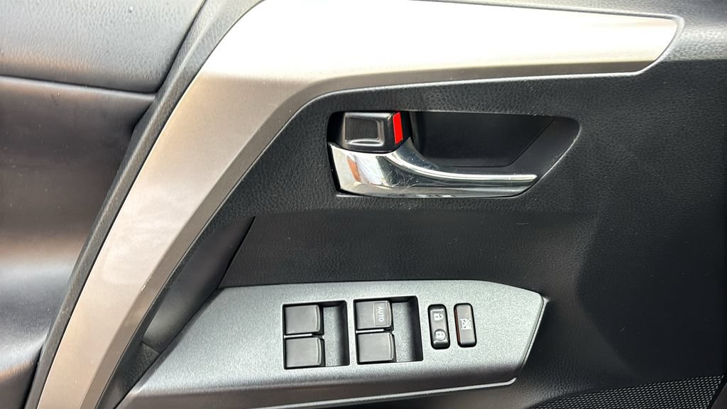 Used 2018 Toyota RAV4 XLE AWD/4WD image 14
