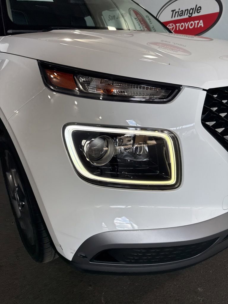 Used 2024 Hyundai Venue Limited FWD image 11