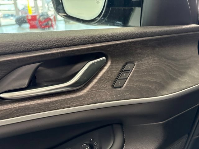 New 2026 Jeep Grand Cherokee Limited w/ Luxury Tech Group II AWD/4WD image 16