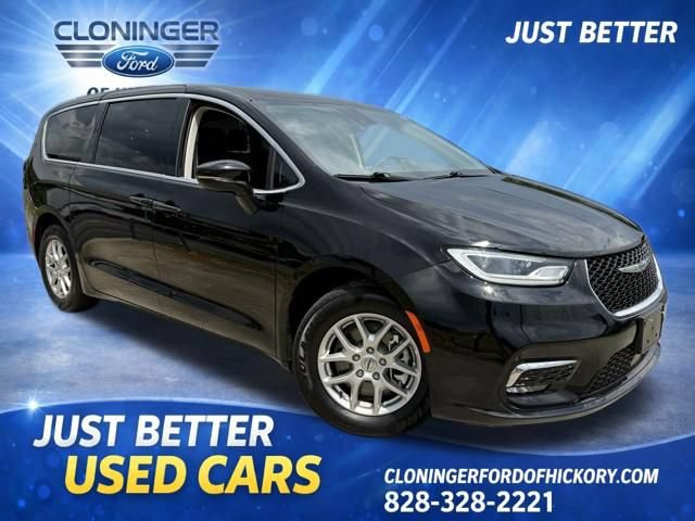 Used 2024 Chrysler Pacifica Touring-L FWD image 1