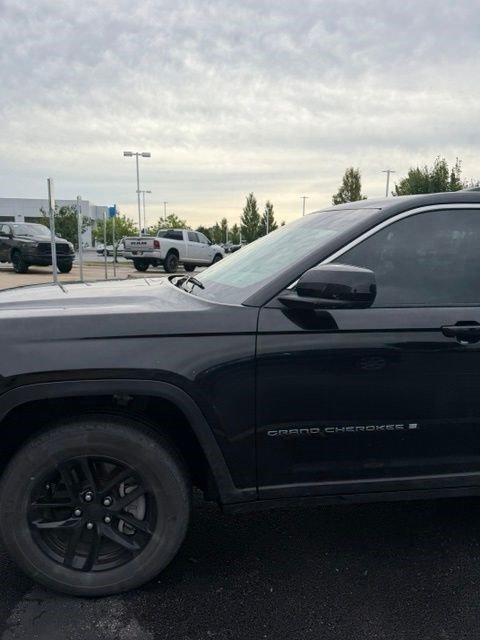 Used 2023 Jeep Grand Cherokee L Laredo w/ Luxury Tech Group I AWD/4WD image 9
