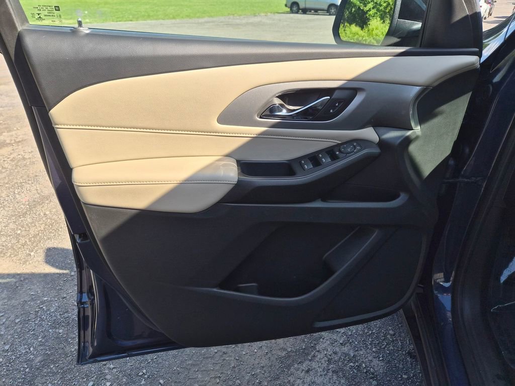 Used 2022 Chevrolet Traverse LS image 9