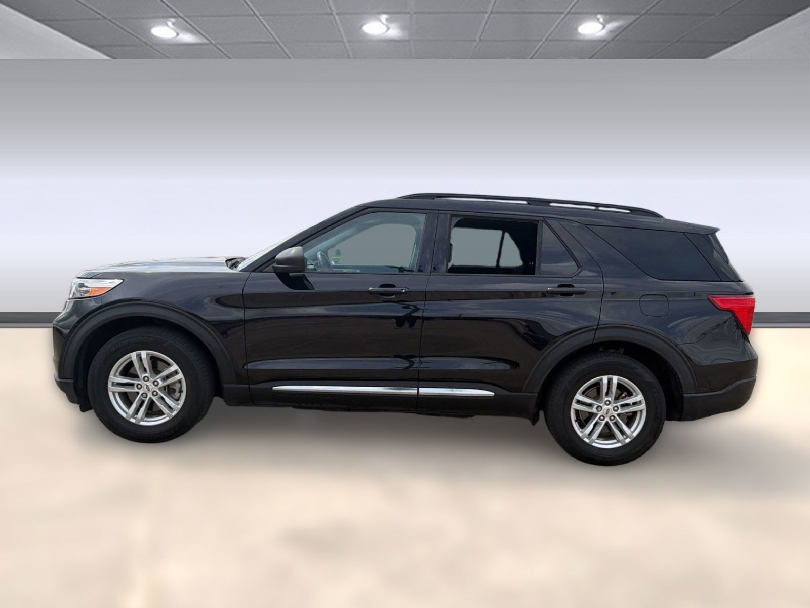 Used 2022 Ford Explorer XLT image 2
