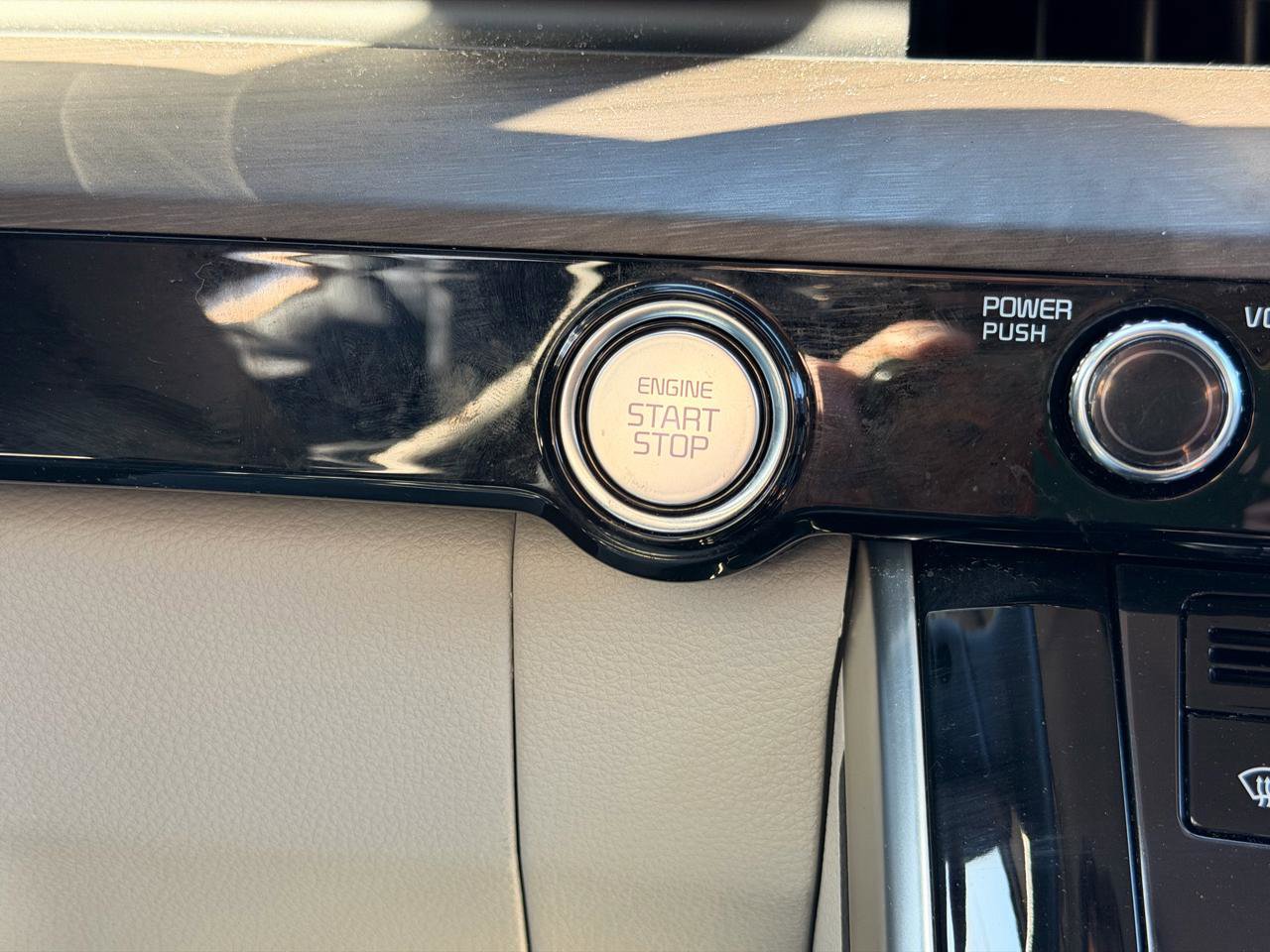 Used 2024 Kia Carnival EX image 44