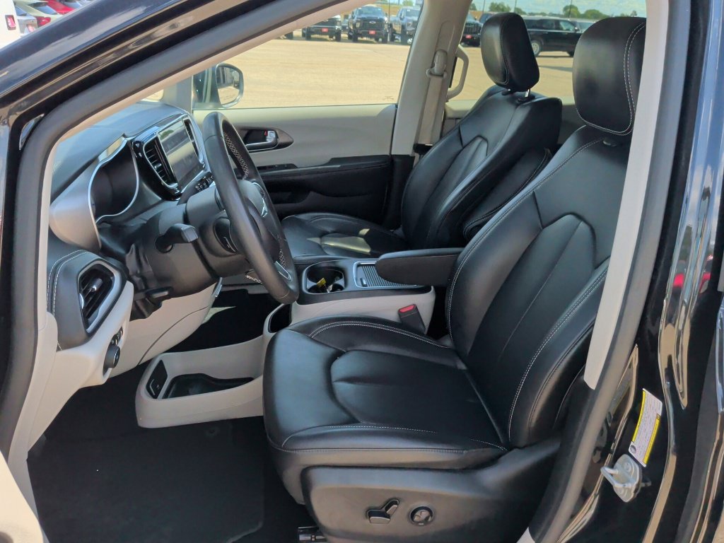 Used 2023 Chrysler Pacifica Touring-L FWD image 12