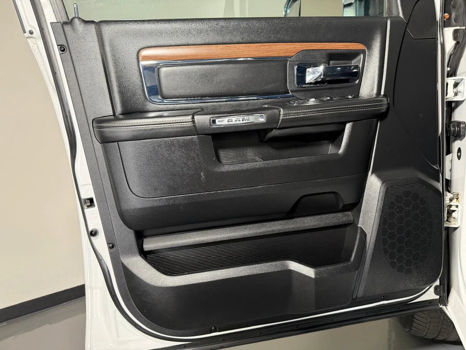 Used 2014 RAM 1500 Laramie w/ Convenience Group AWD/4WD image 24