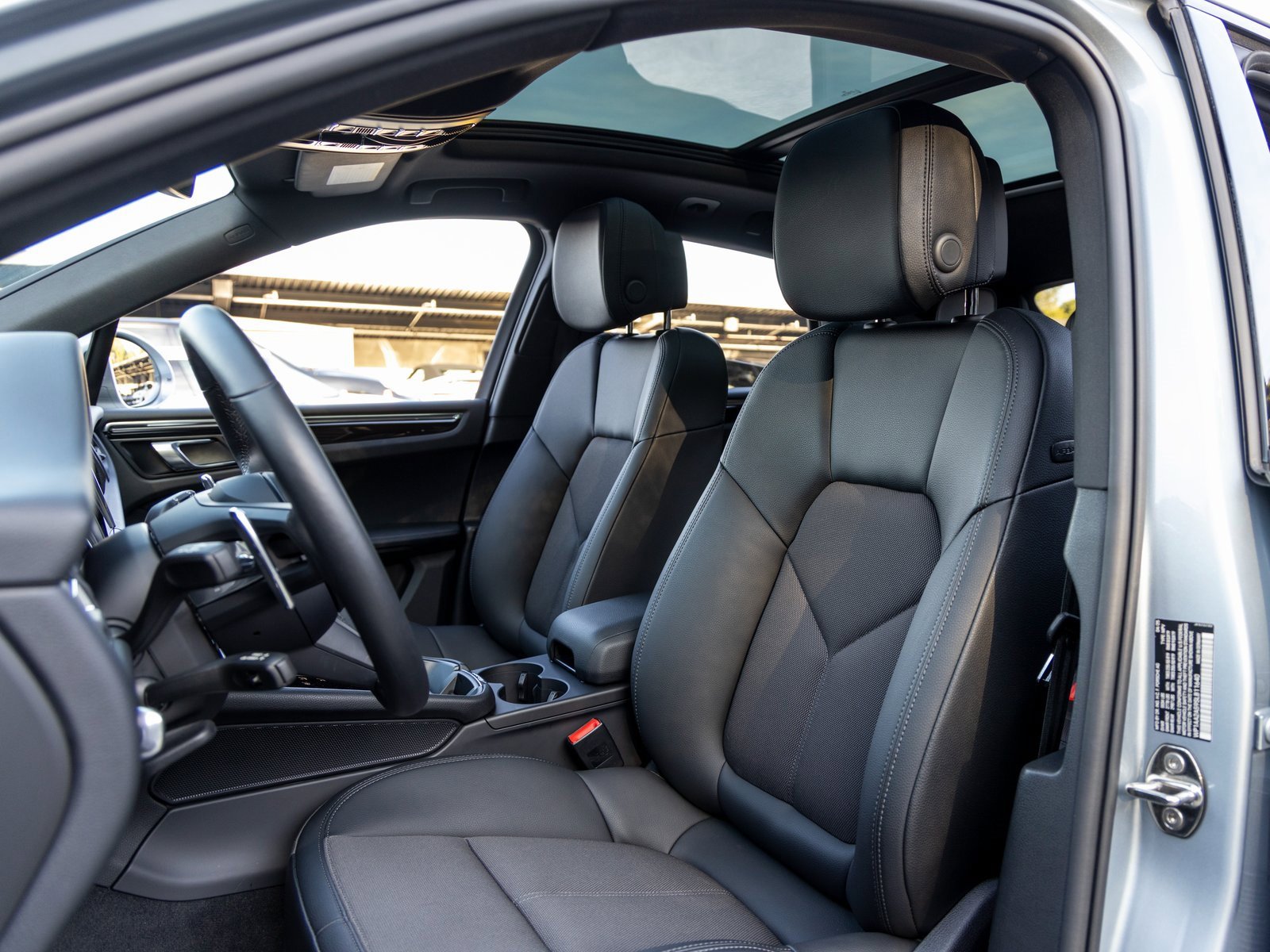 Certified 2025 Porsche Macan image 5