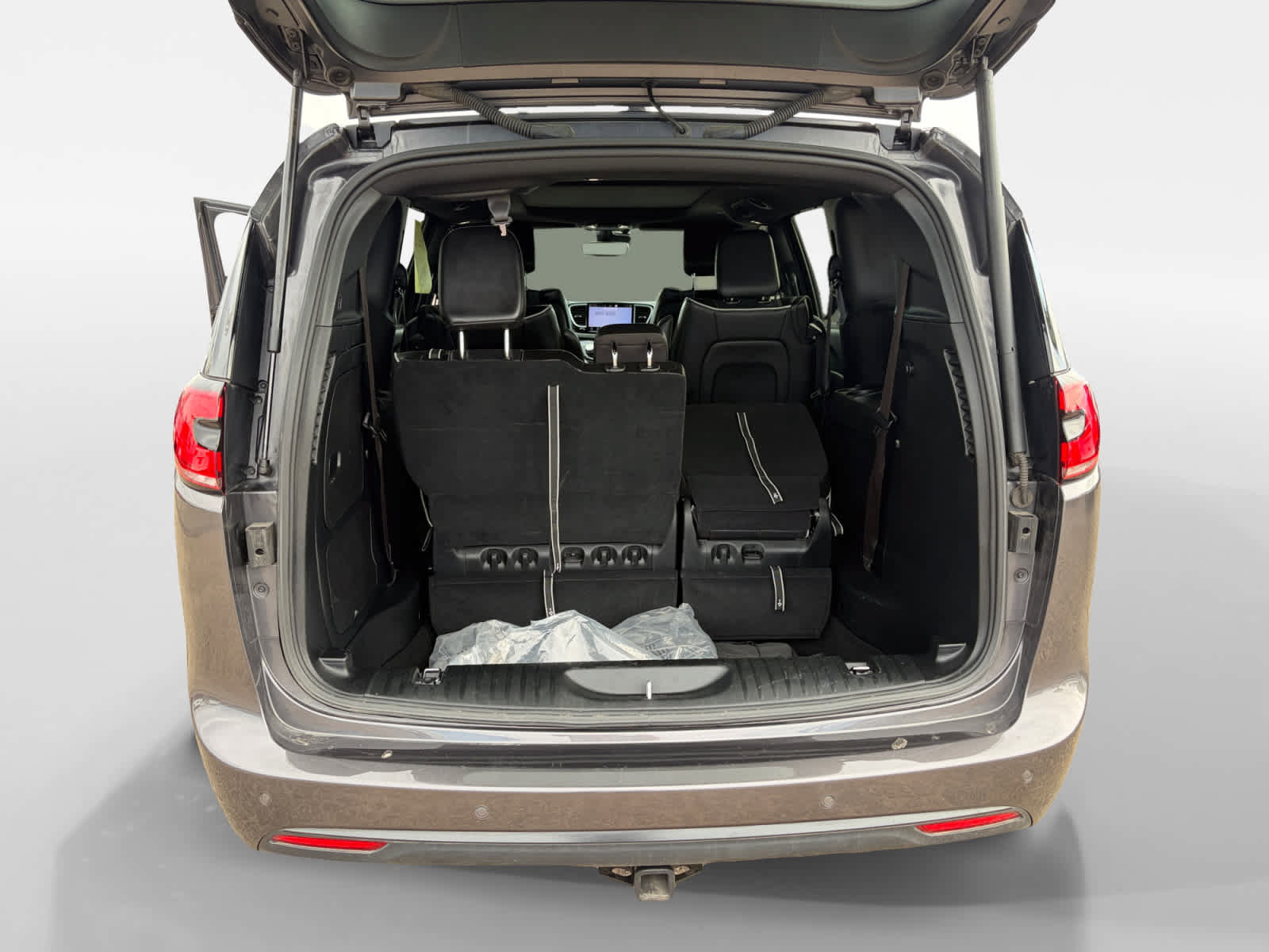 Used 2023 Chrysler Pacifica Limited w/ Uconnect Theater Family Group FWD image 31