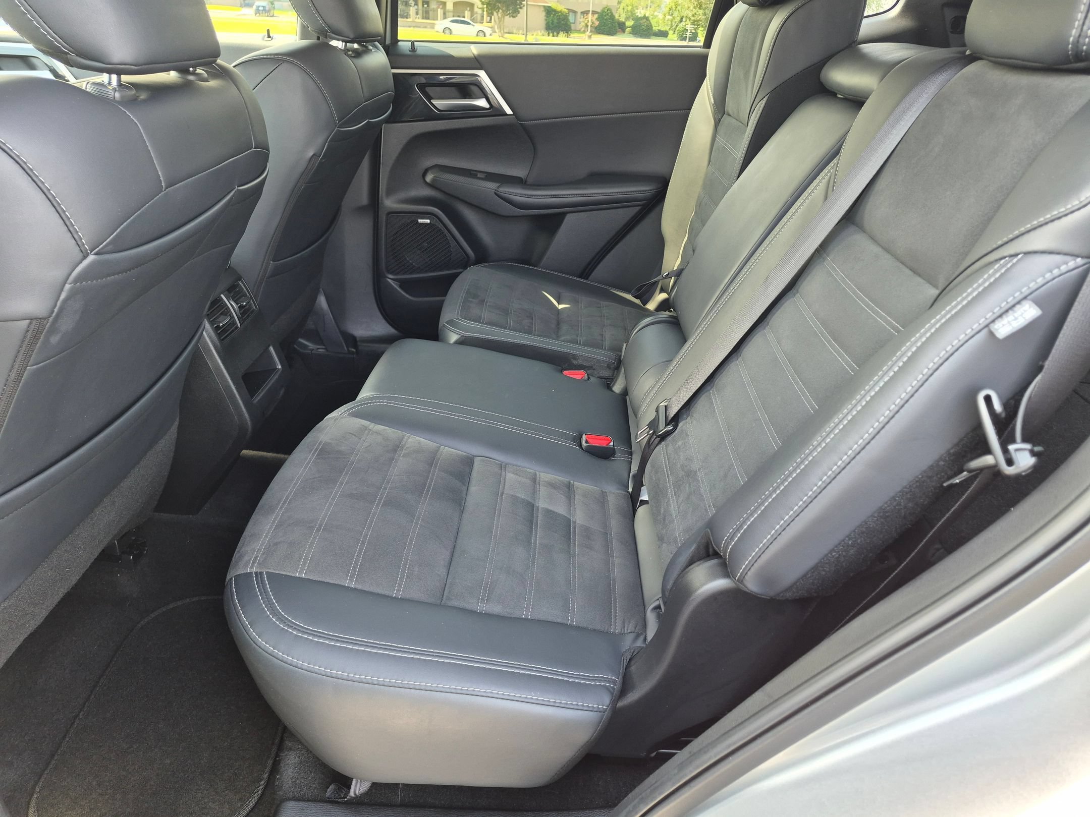 Used 2025 Mitsubishi Outlander AWD image 31