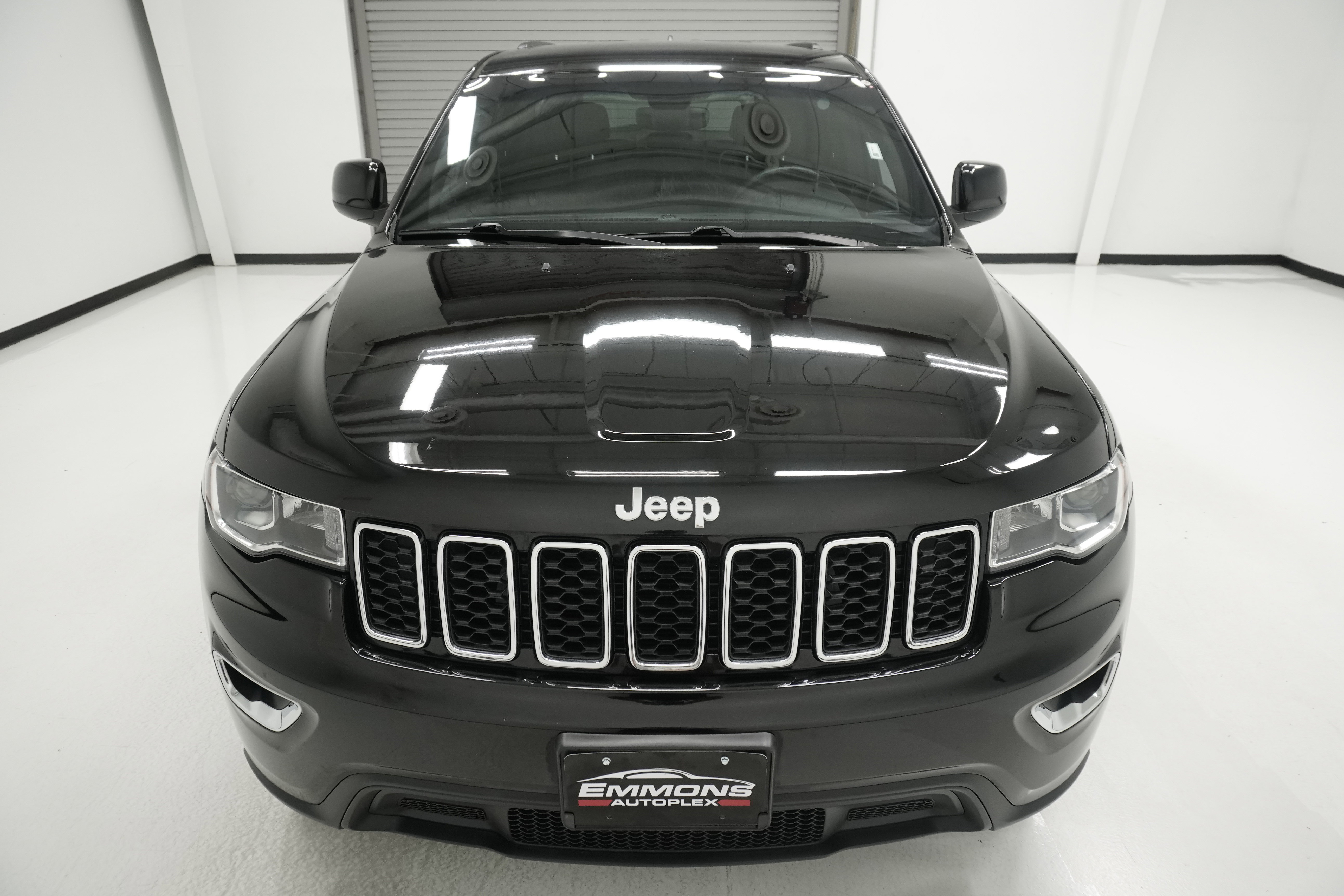 Used 2017 Jeep Grand Cherokee Laredo RWD image 2