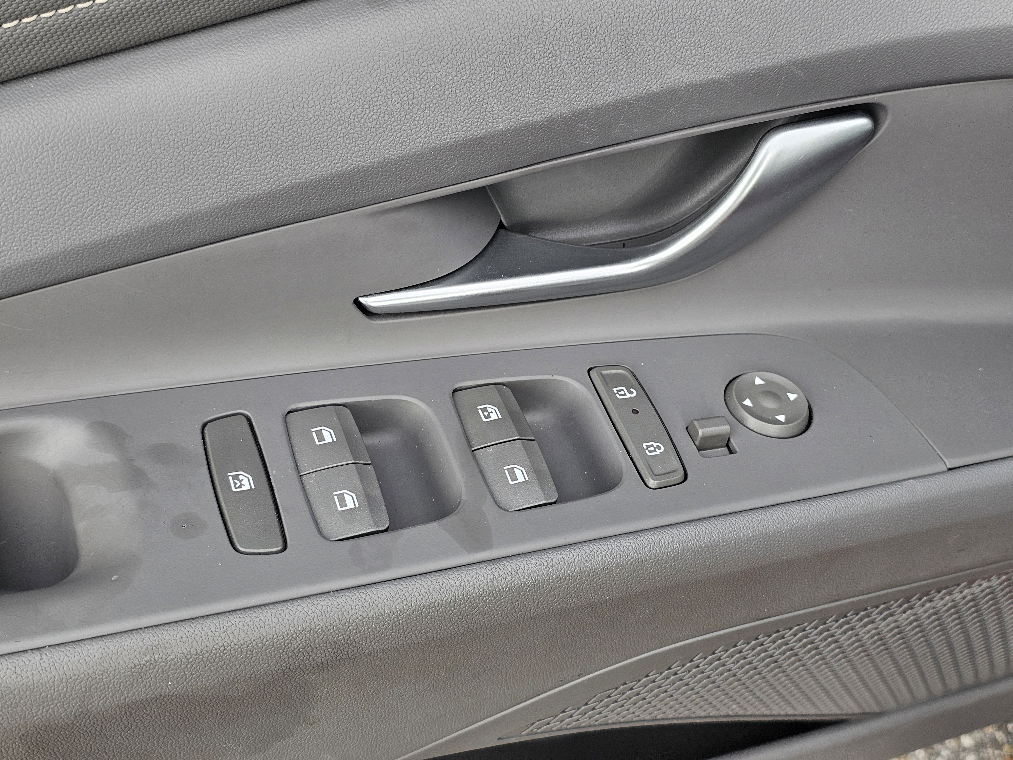 Used 2025 Hyundai Elantra SEL image 14