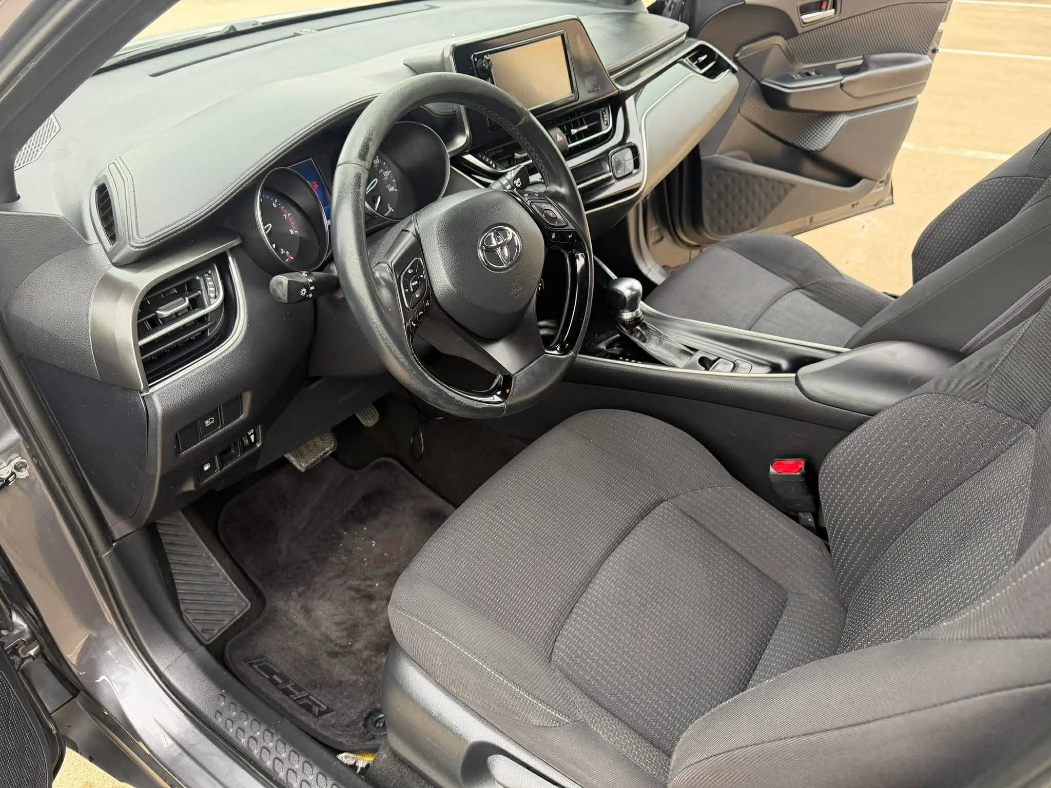Used 2018 Toyota C-HR XLE FWD image 18