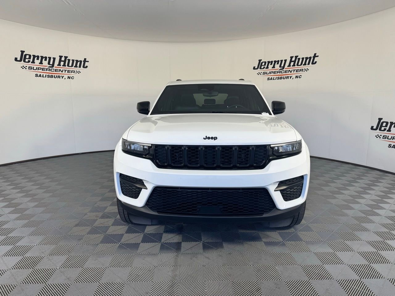 Used 2023 Jeep Grand Cherokee Altitude RWD image 9