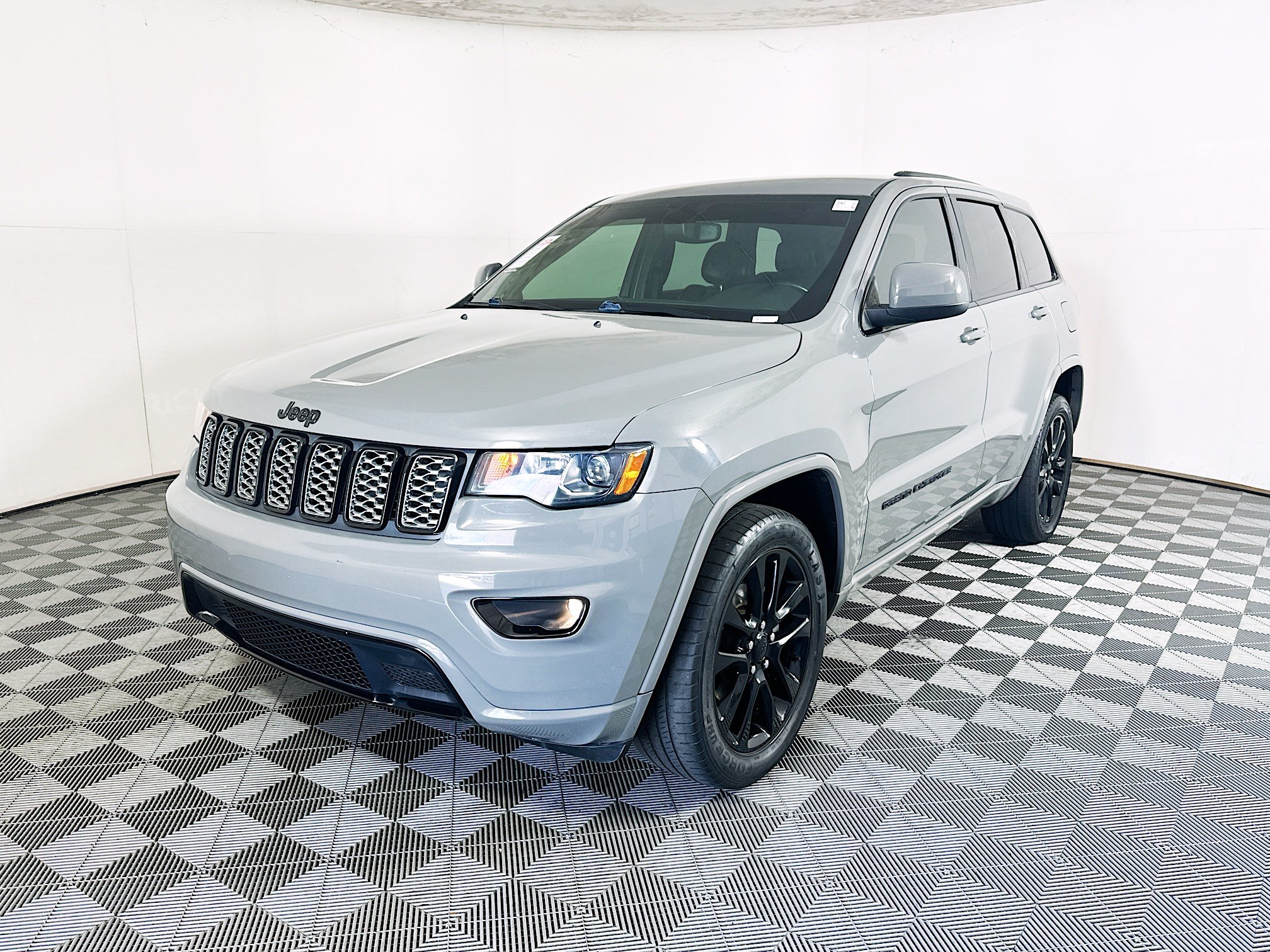 Used 2020 Jeep Grand Cherokee Altitude RWD image 7