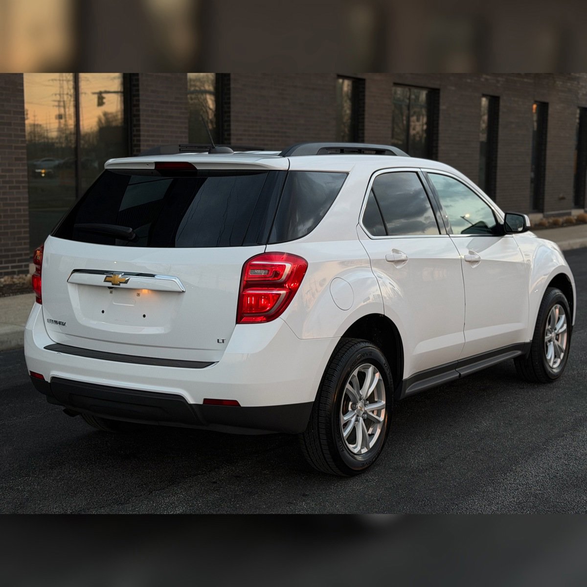 Used 2017 Chevrolet Equinox LT FWD image 2